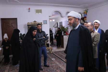 رئیس ستاد کانون‌های مساجد کشور با خانواده شهید و جانباز حادثه تروریستی کرمان دیدار کرد