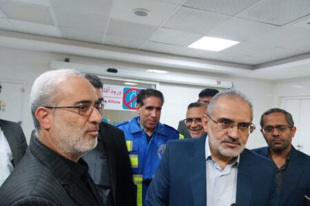 معاون رئیس جمهور از مجروحان حادثه تروریستی در بیمارستان باهنر کرمان عیادت کرد