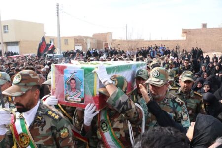 پیکر سرباز جان‌باخته حادثه پادگان کرمان در رفسنجان تشییع شد