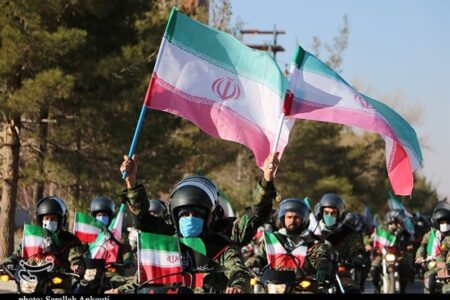 رژه موتوری نیروهای مسلح همزمان با سالروز ورود امام خمینی (ره) در کرمان