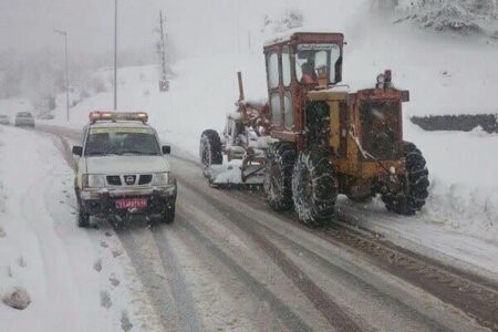 برف و مه غلیظ تردد خودروها در مسیر ماهان_سیرچ را کند کرده است