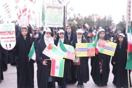 ملت ایران در موضع انقلابی خود گرفتار تردید نمی‌شود