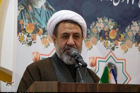 امام جمعه کرمان: دفاع مقدس راه نفوذ و انحراف انقلاب را بست