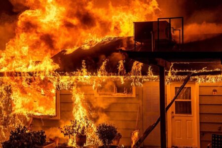 آتش سوزی گسترده خانه در سرینگر کشمیر