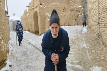 پیرمرد ۹۰ ساله کوهبنانی در اوج بارش برف در انتخابات شرکت کرد