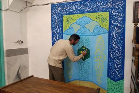 هنرمندی که سفر خود را با انجام کار در «امامزاده محمد» کرمان عجین کرد