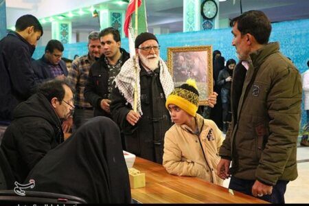 شور مردم کرمان برای شرکت در انتخابات در حسینیه ثارالله + فیلم و عکس