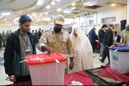 ‌لحظه‌های ناب حضور در کرمان؛ آغاز زندگی مشترک در پای صندوق رأی + عکس