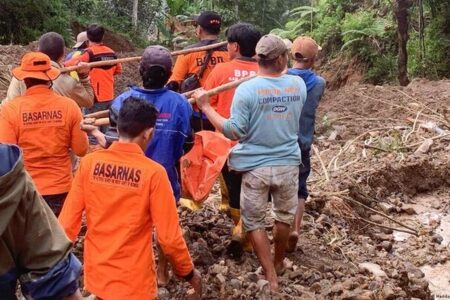 ۲۱ نفر در پی رانش زمین در اندونزی کشته و مفقود شدند 