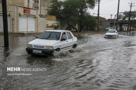 ورود سیلاب به بخشی از شهر زرند/قطع برق و آبگرفتگی معابر