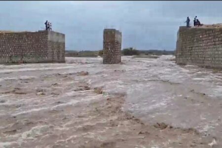 جاری شدن سیلاب درمنطقه گزآباد شهرستان عنبرآباد