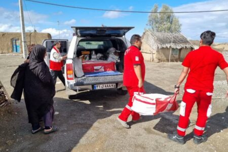 هلال احمر به ۱۵۰۰ نفر در مناطق سیل زده کرمان امدادرسانی کرد