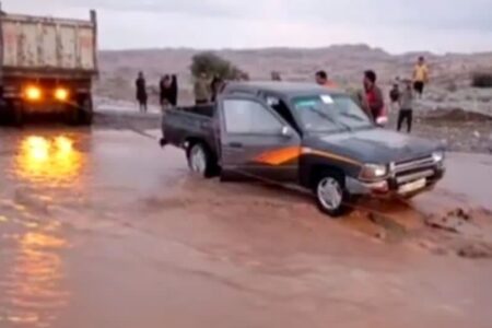 خودروی گرفتار در سیل عنبرآباد از غرق شدن حتمی نجات یافت