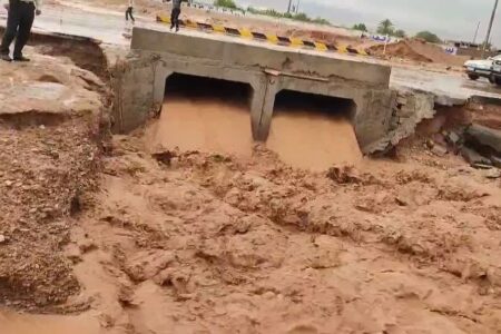 آسیب سیلاب به پل ورودی شهر راور