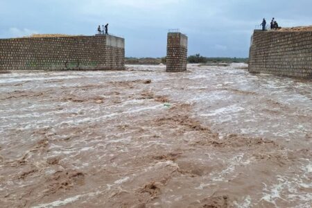 سیل در پی بارندگی‌های شدید: راه ارتباطی چهار روستا در عنبرآباد مسدود شد