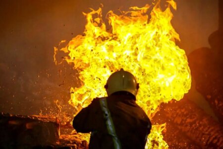 آتش‌سوزی مهیب در یک مجتمع مسکونی با کمک آتش نشانان مهار شد