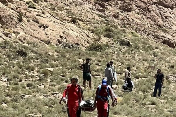 سقوط جوان ٣۶ ساله از ارتفاعات کوه ده‌بالا در کرمان