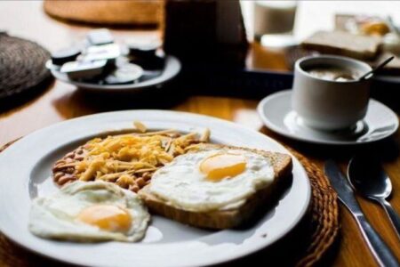 صبحانه پروتئینی-کربوهیدراتی، کلید کاهش وزن سریع‌تر؟