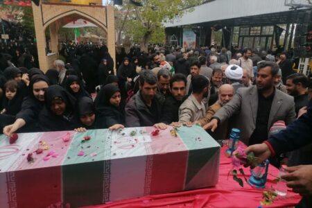 تشییع وتدفین پیکر شهید گمنام در کوهپایه کرمان