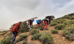 پس از ١٣ ساعت کوهنورد ۶٠ ساله کرمانی نجات یافت