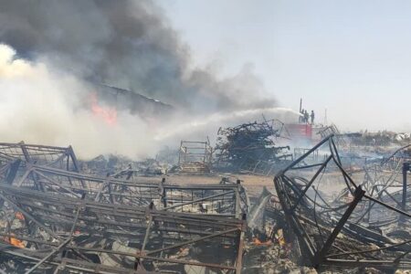 انبار ضایعات شرکت مدیران خودرو در بم دچار آتش سوزی شد