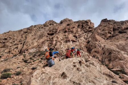 نجات جان کوهنورد ۶۰ ساله در کوه های جوپار پس از ۱۳ ساعت تلاش نفسگیر