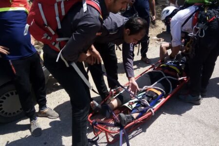 نجات جوان ٣٣ ساله پس از سقوط از کوه توسط آتش‌نشانان