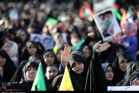 تشکیل زنجیره انسانی مردم کرمان در حمایت از طرح نور پلیس