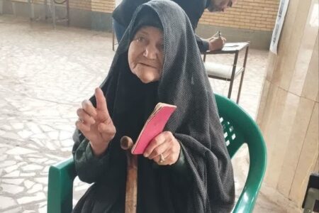 مادر شهیدان محمدی مردم را به رای دادن در انتخابات دعوت کرد