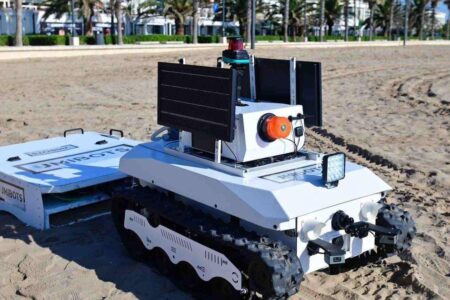 آزمایش نخستین ربات تمیزکننده ساحل جهان در اسپانیا