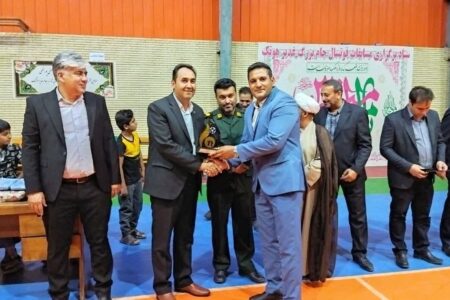 تجلیل از رئیس و دبیر هیات ورزش های همگانی استان کرمان در مراسم اختتامیه مسابقات فوتسال هوتک