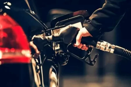 مشاور جلیلی: هر لیتر بنزین باید ۳۵ هزار تومان شود!