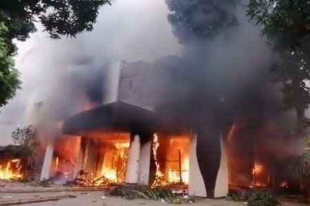 اقامتگاه نخست‌وزیر بنگلادش تخریب و به آتش کشیده شد+فیلم | اخبار اصلاحات