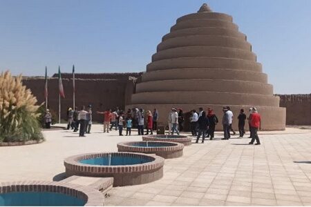 بازدید گردشگران از بناهای تاریخی شهرستان انار